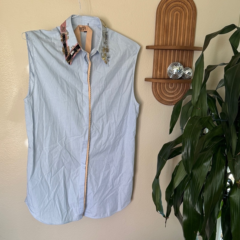 No. 21 Light Blue Sleeveless Shirt with Patterned Collar